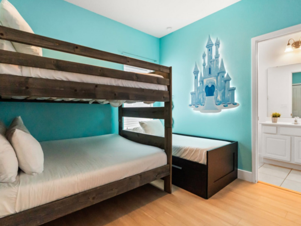Luxury Vacation Home in Kissimmee 6-Bedroom Home with Private Pool & Great Amenities